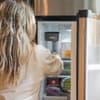 Frau vor dem Kühlschrank
