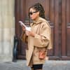 Frau mit Basic Capsule Wardrobe