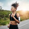 Frau hört Musik beim Joggen