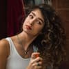 Frau stylt ihre Locken