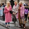 Frauen tragen pinke Kleidung