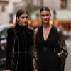 Zwei frauen tragen Samtkleid