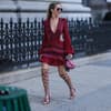 Frau in rotem Kleid und High Heels