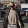Frau trägt Pullover in beige