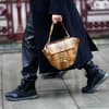 Schwarze Sneaker im Winter