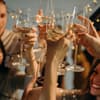 Anstoßen mit Sekt