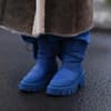 Blaue Schneeschuhe