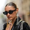 Frau mit Sleek Bun