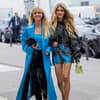 Frauen mit blauen Outfits