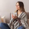 Junge Frau auf dem Sofa