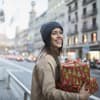 Frau mit Geschenken