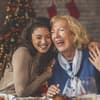 junge Frau mit Mutter am Tisch Weihnachten