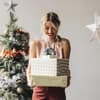 Frau mit Weihnachtsgeschenken