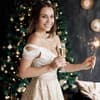 Frau mit Kleid und Sektglas