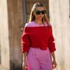 Frau mit rotem Pullover