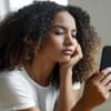junge Frau mit Handy 