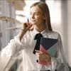 Frau mit Notizblock in der Hand