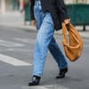 Baggy Jeans und schwarzer Blazer