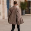 Frau im Blazer von hinten