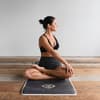 Frau auf Yogamatte