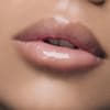 Lipgloss auf den Lippen