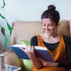 Frau liest Buch