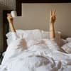 Frau liegt im Bett