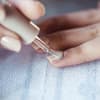 Frau trägt Nagellack auf 
