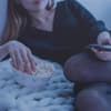 Fernsehen schauen und Popcorn essen