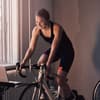 Frau auf Spinning Bike