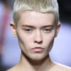 Model mit geraden Brauen