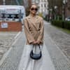 Frau mit Blazer