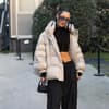 Frau in Puffer-Jacket