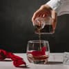 Wein wird eingefüllt