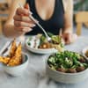 Frau ernährt sich vegan