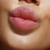 Frau mit vollen Lippen