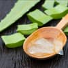 Aloe Vera und Aloe Vera Gel auf Holzlöffel