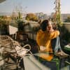 Junge Frau auf dem Balkon im Frühling 