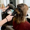 Frau beim Friseur