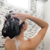 Frau wäscht Haare