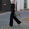 Frau mit schwarzer Anzughose