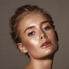 Frau trägt Nude-Make-up