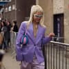 Gast in lila Outfit