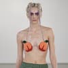 Model mit Nippelcover