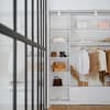 Minimalistischer Kleiderschrank