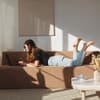 Frau auf dem Sofa