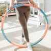 Frau mit Hula Hoop Reifen