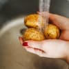 Kartoffeln waschen