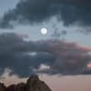 Vollmond zwischen Wolken