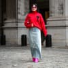 Frau mit rotem Pullover